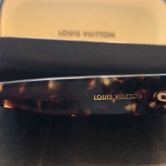 Louis Vuitton sunglasses lightly used in excellent condition ! - Picture 3 of 9